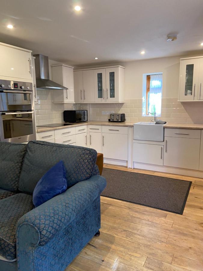 Ralph'S Barn Villa Newport  Bagian luar foto
