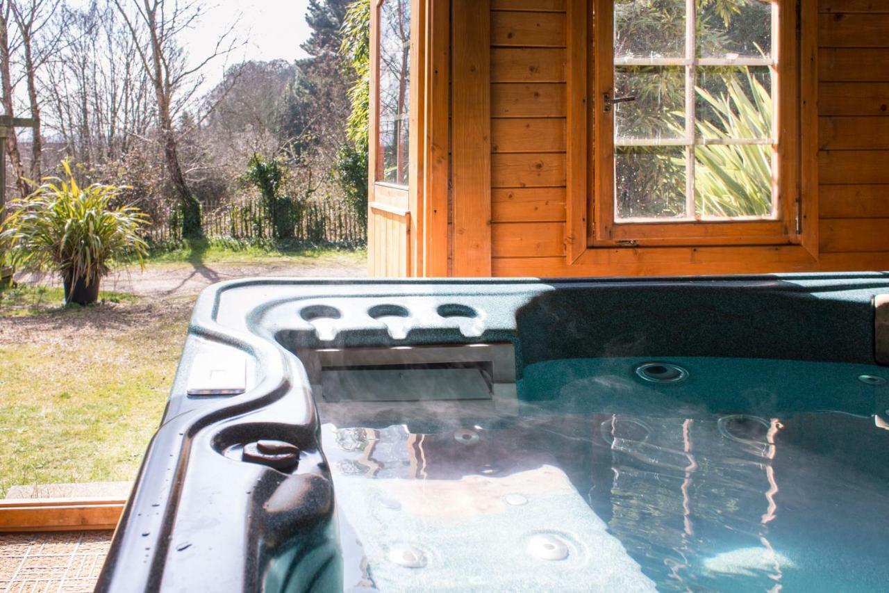 Ralph'S Barn Villa Newport  Bagian luar foto