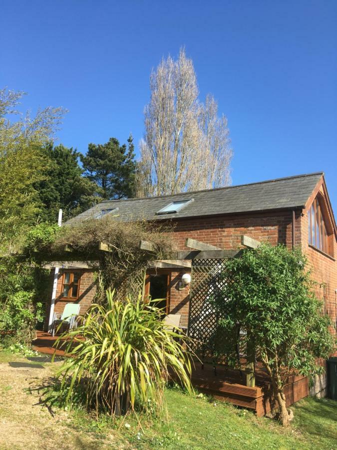 Ralph'S Barn Villa Newport  Bagian luar foto